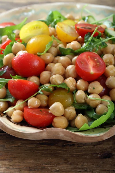 Salada fria e nutritiva de grão de bico — Fotografia de Stock