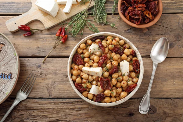 Ensalada fría y nutritiva de garbanzos —  Fotos de Stock