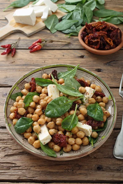 Kallt och näringsrik sallad på kikärtor — Stockfoto