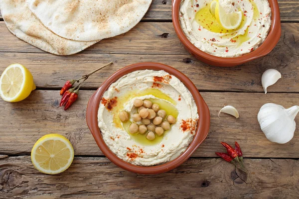 Hummus inmersión en cuenco de cerámica —  Fotos de Stock