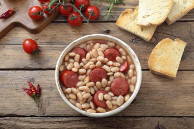 sosis ve seramik kase haşlanmış fasulye