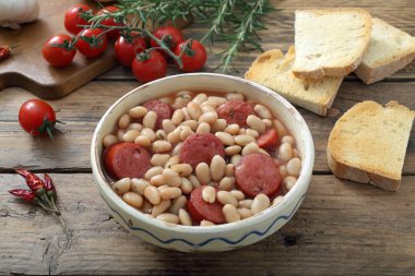 sosis ve seramik kase haşlanmış fasulye