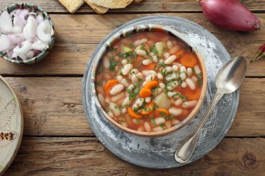 Ev yapımı fasulye çorbası sebzeli