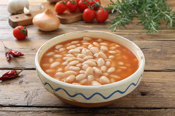 Белая фасоль в томатном соусе — стоковое фото