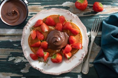  gözlemeler erimiş çikolata ve çilek