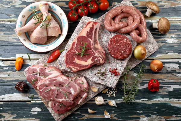 Carne Cruda Sobre Fondo Mesa Piedra Verde Picado — Foto de Stock