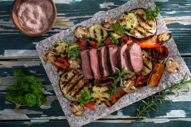 Biftek fileto ve sebze.