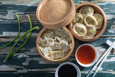 Ham masa arkaplanındaki Asya yemekleri.