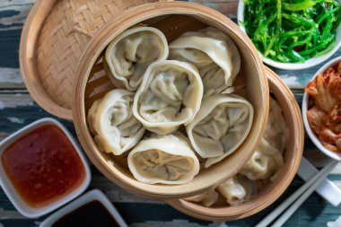 Ham masa arkaplanındaki Asya yemekleri.