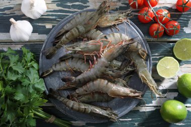 Doğrama tahtasında çiğ deniz ürünleri karidesi.