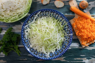 lahana salatası ve havuç kasede.