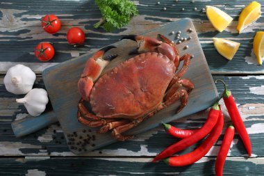 Yeşil arka planda deniz ürünleri çiğ yengeci