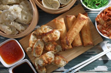 Kırsal yeşil masada çeşitli Çin yemekleri var.