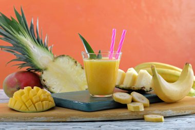 Meyve suyu ve bardakta böğürtlen 