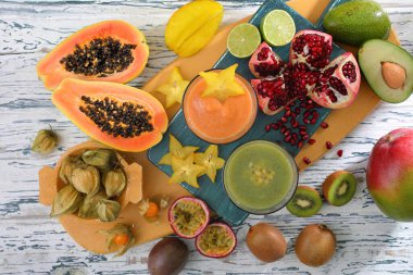 Meyve suyu ve bardakta böğürtlen 