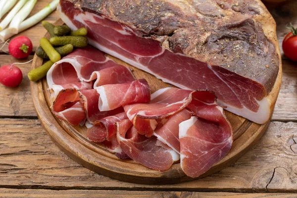 Mota Jamón Italiano Tradicional Sobre Tabla Cortar —  Fotos de Stock