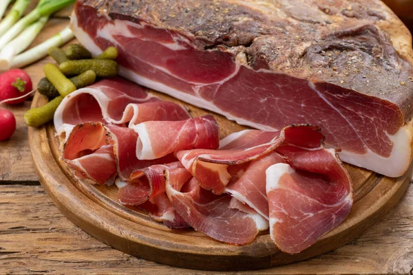 Italian Traditional Speck Prosciutto Chopping Board — Stock Photo, Image