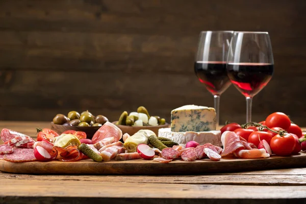 Aperitivo Italiano Con Salami Tabla Cortar —  Fotos de Stock