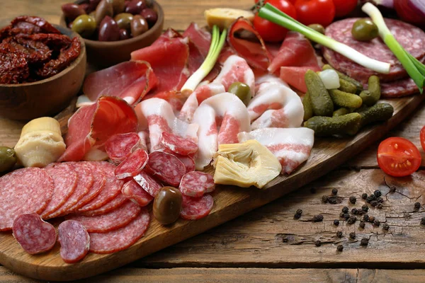 Aperitivo Italiano Con Salami Tabla Cortar —  Fotos de Stock