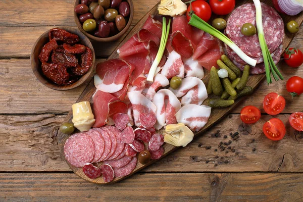Italian Appetizer Salami Chopping Board — Stock Photo, Image