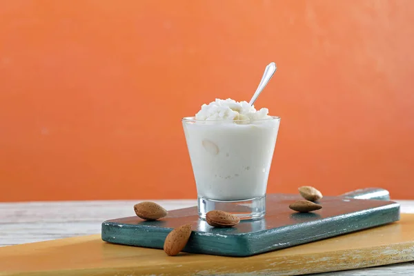 アーモンドアイスクリームガラス色のフルバックグランド — ストック写真