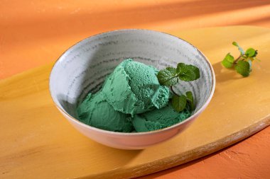 Meyve, çikolata ve vanilyalı dondurma.