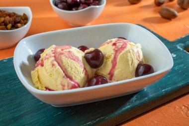 Meyve, çikolata ve vanilyalı dondurma.