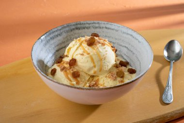 Meyve, çikolata ve vanilyalı dondurma.