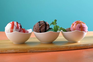 Meyve, çikolata ve vanilyalı dondurma.