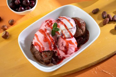 Meyve, çikolata ve vanilyalı dondurma.