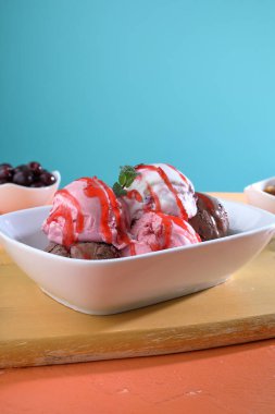 Meyve, çikolata ve vanilyalı dondurma.