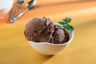 Meyve, çikolata ve vanilyalı dondurma.