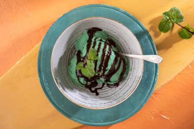 Meyve, çikolata ve vanilyalı dondurma.