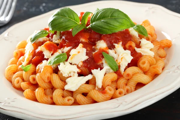 Macarrão italiano com molho de tomate — Fotografia de Stock