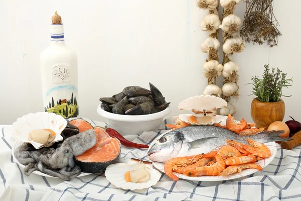 Surtido de pescados y mariscos frescos en mesa rústica —  Fotos de Stock