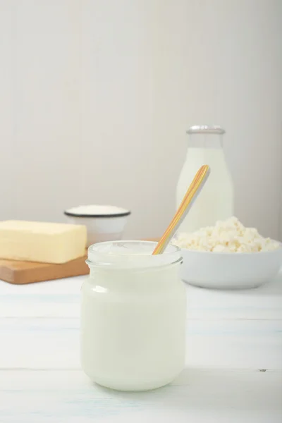 Melkeprodukter - yoghurt, hvit bakgrunn – stockfoto