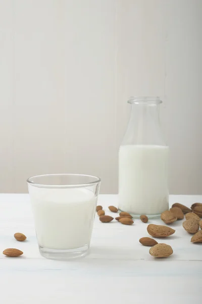 Молочные продукты молоко белый фон — стоковое фото