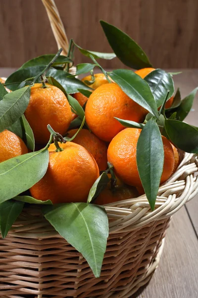 Taze mandalina ile hasır sepet — Stok fotoğraf