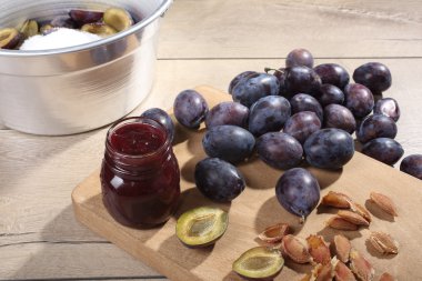 Kuru erik reçeli masada