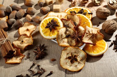 Kuru meyve, fındık ve baharatlar