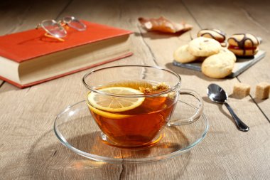 çay fincanı ahşap masada.