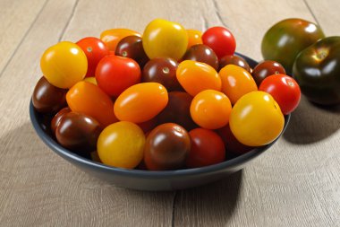 Kabın içinde bütün taze domates