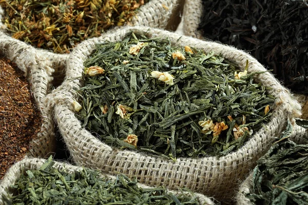 Assortiment van geurige gedroogde thee en groene thee, horizontale — Stockfoto