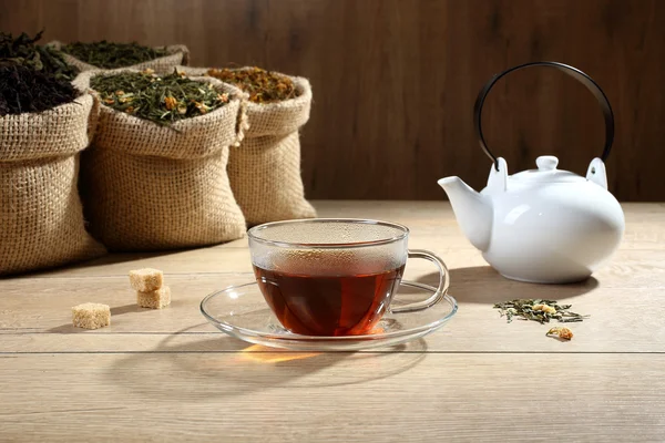 Чашка чаю на дерев'яному столі — стокове фото