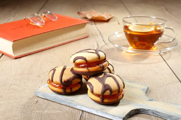 Galletas dulces y taza de té — Foto de Stock