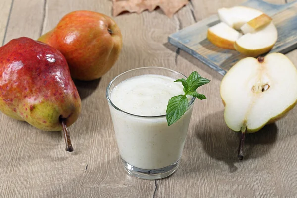 Pear smoothie with fresh pears — Stock Photo, Image