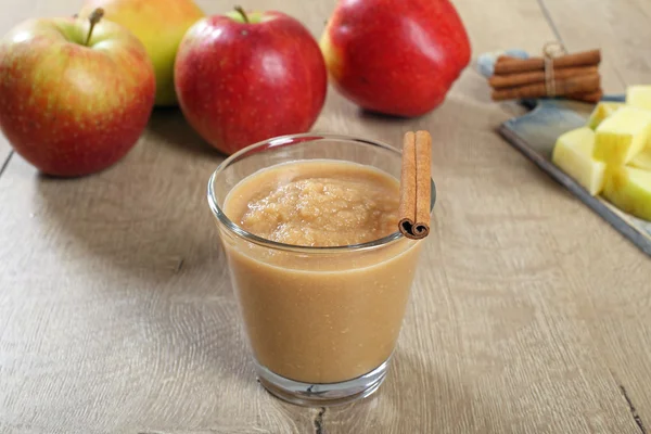 Apple puree, fresh apples and cinnamon — Stock Photo, Image