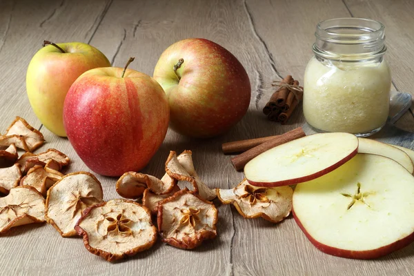 Sušené a čerstvé jablka — Stock fotografie