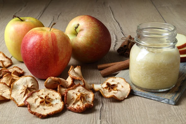 Сушеные и свежие яблоки — стоковое фото