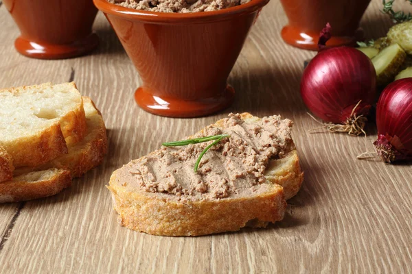 Paté en tazón con pan —  Fotos de Stock